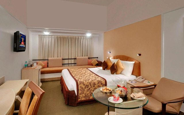 Hotel Kohinoor Continental, Airport