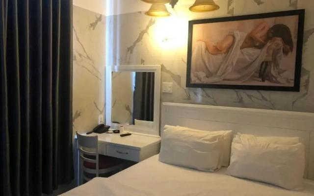 Elly Hotel