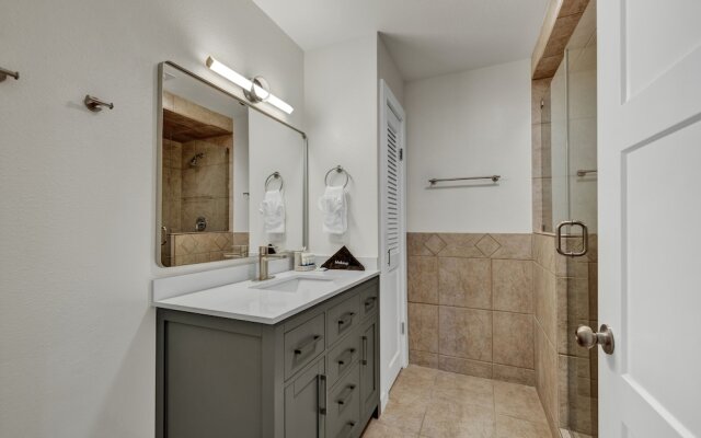 River Oaks Retreat With Hot Tub