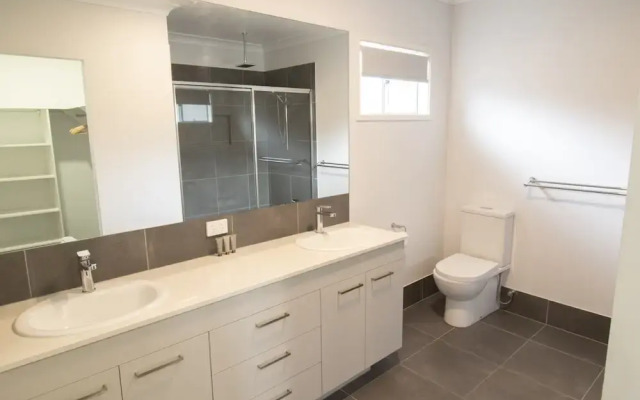 Spacious 4-bed House in Leafy Plainland