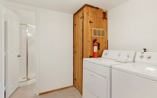 1976-bear Cabin 3 Bedroom Home by RedAwning