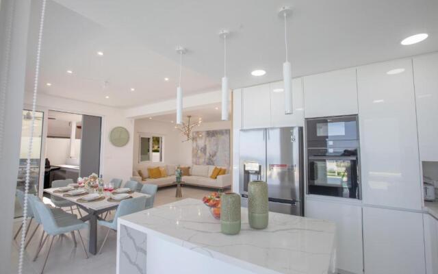 Artizan Seafront Villa 5