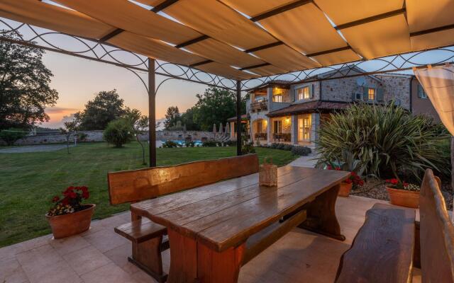 Picturesque Villa in Verteneglio With Pool