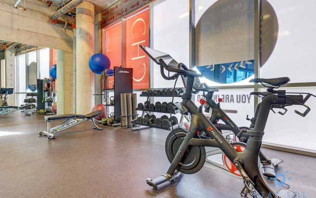 Beautiful Apartment w Rooftop Pool and Amenities