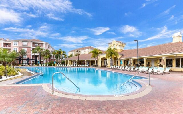 Altavista Lakeview 3 Bedroom Condo by RedAwning