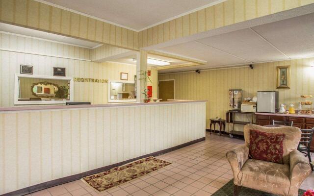 Econo Lodge Inn & Suites