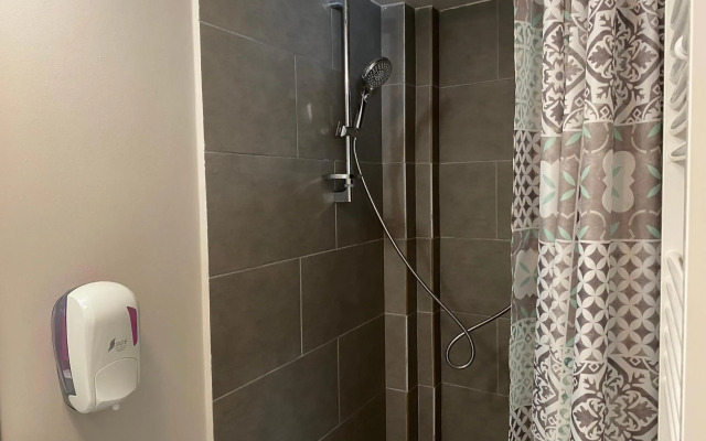 Theater Guesthouse with Parking