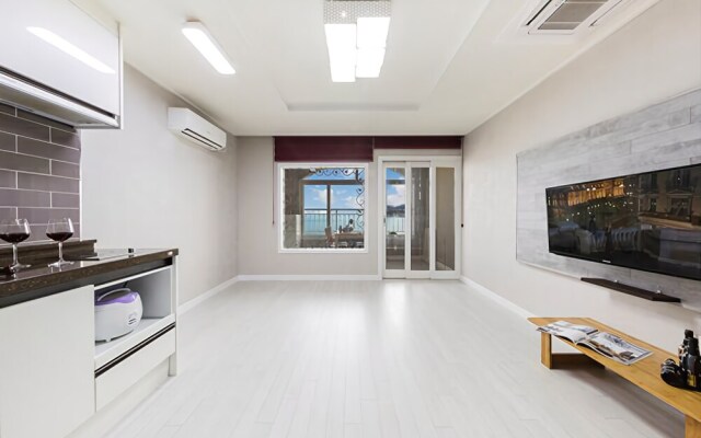Geoje Beach Mongdol House Pension
