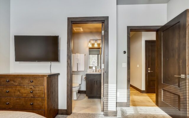 Five Peaks Townhouse with Garage and Hot Tub by RedAwning