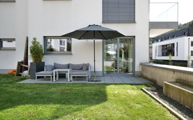 2BR Apt 100 m2 w Terrace Garden & Pkg