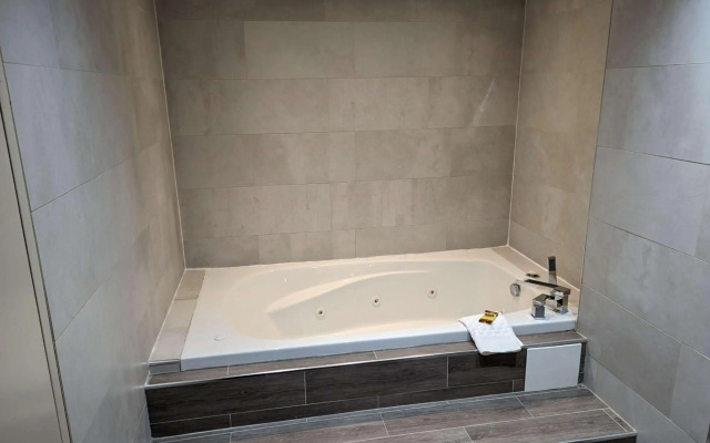 Best Western Plus Toronto Airport Hotel