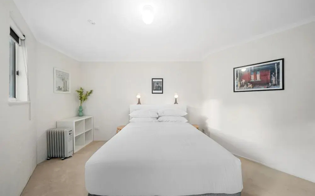 Stylish 1-bed Stay With Balcony & Study