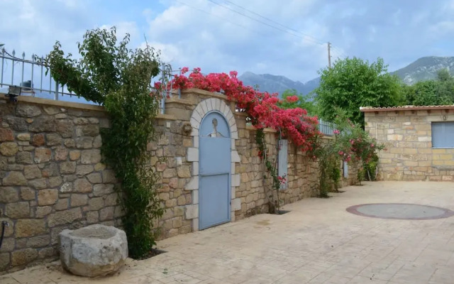 Villa Eleni - Garden Pool Retreat Near Kardamili