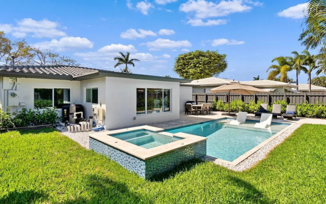 Stunning Poolside Luxury Retreat