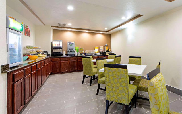 Econo Lodge Inn & Suites