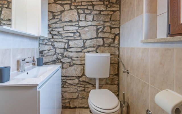 Nice Home in Liznjan With 4 Bedrooms, Internet and Outdoor Swimming Pool