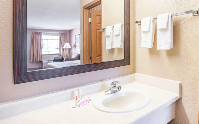 Super 8 by Wyndham Clinton