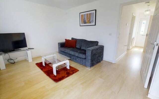 Stayzo - Cole Green Lane - Ideal for Your Next Staycation or Workcation Whole House With Wi-fi