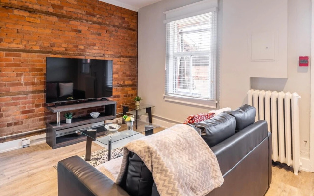 Upscale 2BR With King Bed-prime Location