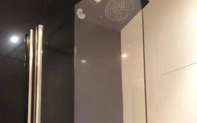 Modern 2-bed Apartment -12 Min Walk to Centre