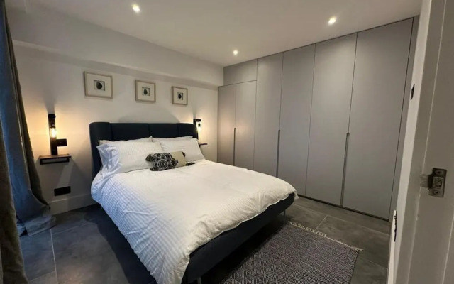 Stylish Two Bedroom House In Kilburn