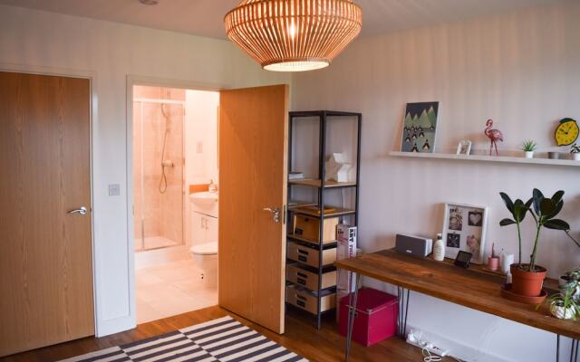 Modern 1 Bedroom House in Pontoon Dock