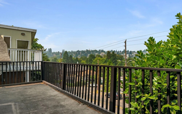 Seattle Vacation Home: The Hawks' Nest