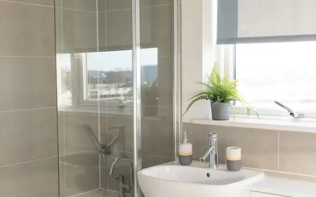 Stylish 2BR Apartment, Town Centre, Free Parking