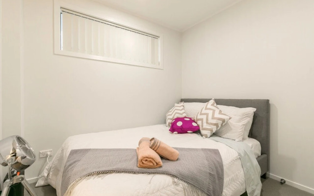 A Comfy Spot Adjacent to Sky Tower 12C