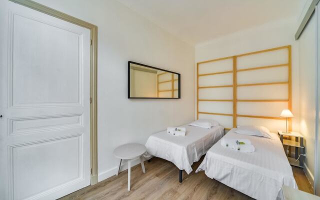 Henry IV Apartment 2