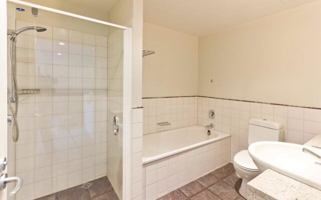 QV Air-conditioned Apartment with Carpark (904) – Bathroom – Auckland
