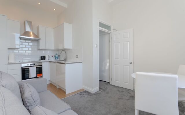 Modern 2 Bedroom Apartment Near Queens Park