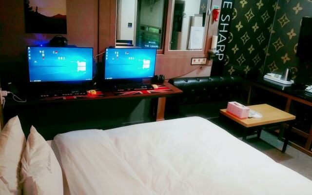 Sharp Motel