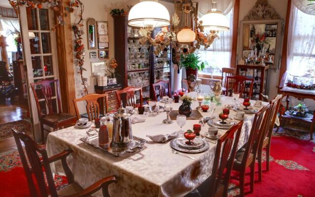 The Queen, A Victorian Bed & Breakfast