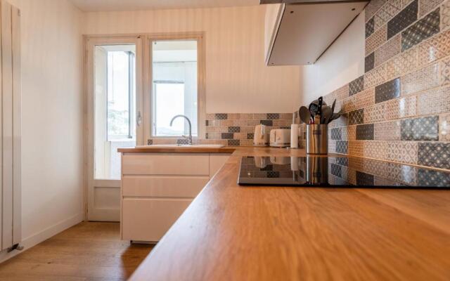 Spacious T3 apartment with a balcony near the old town