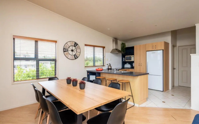 Oceans 8 - Mangawhai Heads Holiday Home