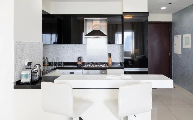 Luxury Urban Retreat w Burj Khalifa Views