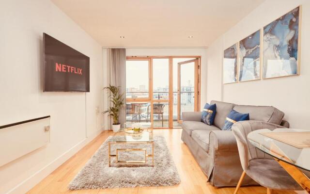 Deluxe City Apt, River Canal View& Free Parking!