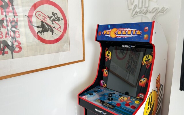 Cool 2 Bed House Hornchurch, Arcade Games, Parking