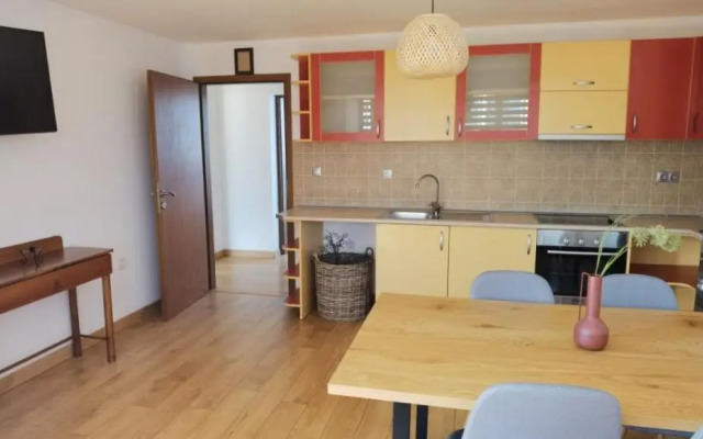Cozy Apartment with Mountain View & Parking