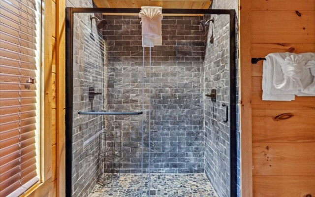 Grizzlies Den 4 Bedroom Cabin by RedAwning