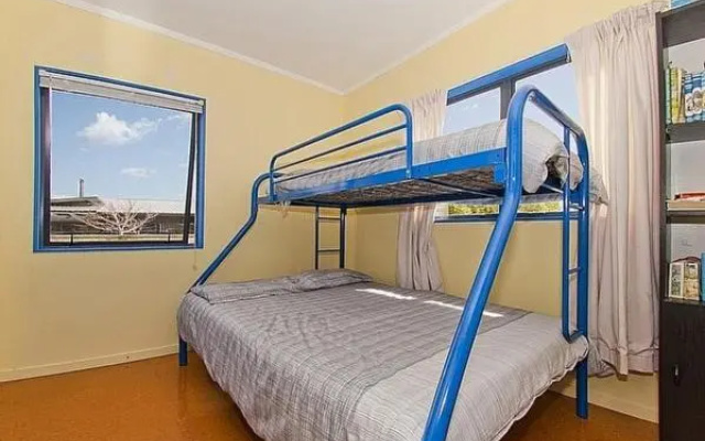 Castleview Getaway Matarangi - Matarangi Holiday Home – Guest Rooms – Matarangi