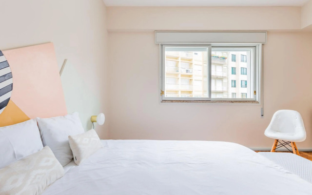 UNIQUE Modernist Duplex apartment & PARKING