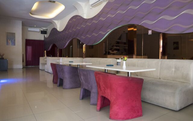 Candi Hotel