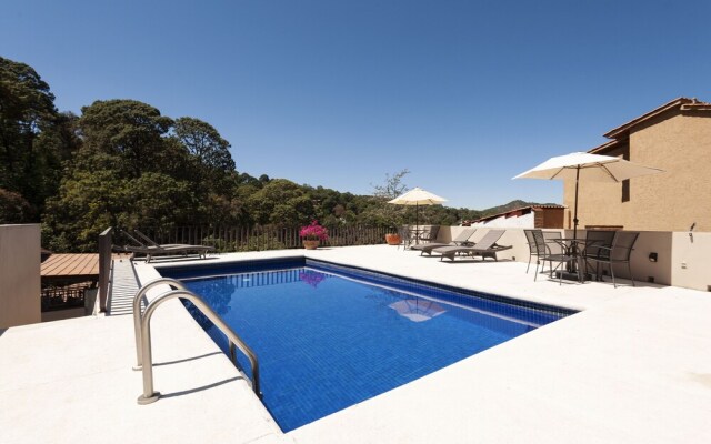 Moderna Villa con Hermosa Vista al Lago
