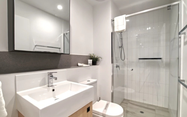 2BR Food Drink Hub Pool 2 Cars Gym Rooftop