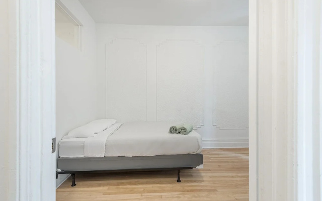 Beautiful Private Bedroom in Mile-End