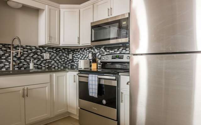Downtown 1 & 2 BR Apt with Kitchen by Frontdesk