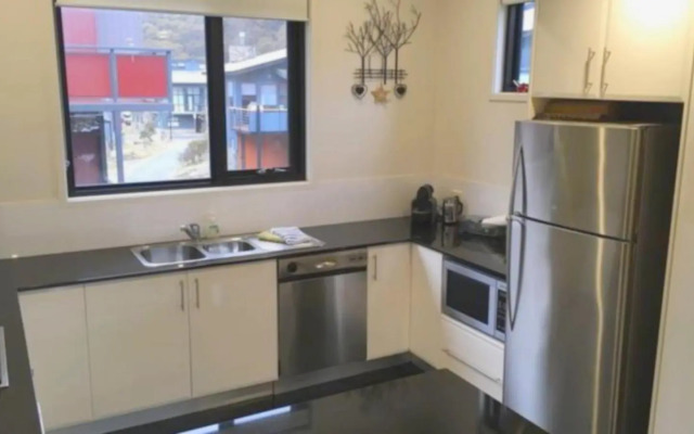 Luxury Woodridge 2-Bedroom Apartment