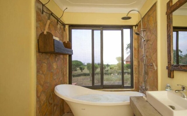 Ihamba Lakeside Safari Lodge